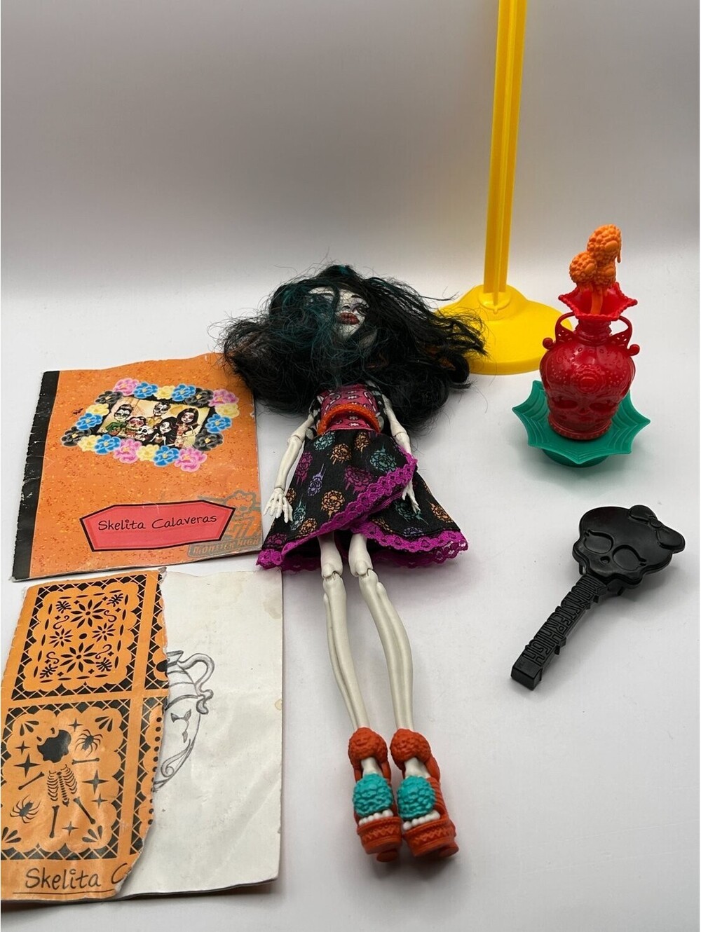 Monster High Art Class Skelita Calaveras Doll Mattel with Accessories Stand